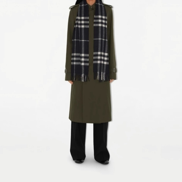 BURBERRY NWT Check  100% CASHMERE Scarf. - Picture 15 of 16